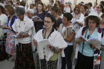 Standing with WOW and Moving Traditions /Simone Schicker