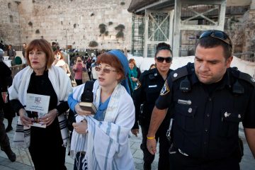 הכותל היה מגרש האימונים, כעת המלחמה עברה לרחובות /לזלי זקס